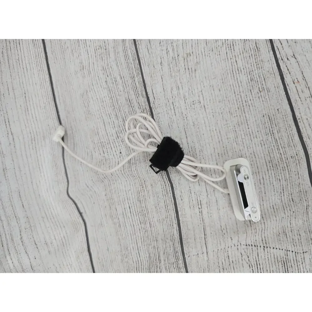 Apple iPod Shuffle 2nd Generation A1204 1GB Silver Clip-On Mini MP3 Player